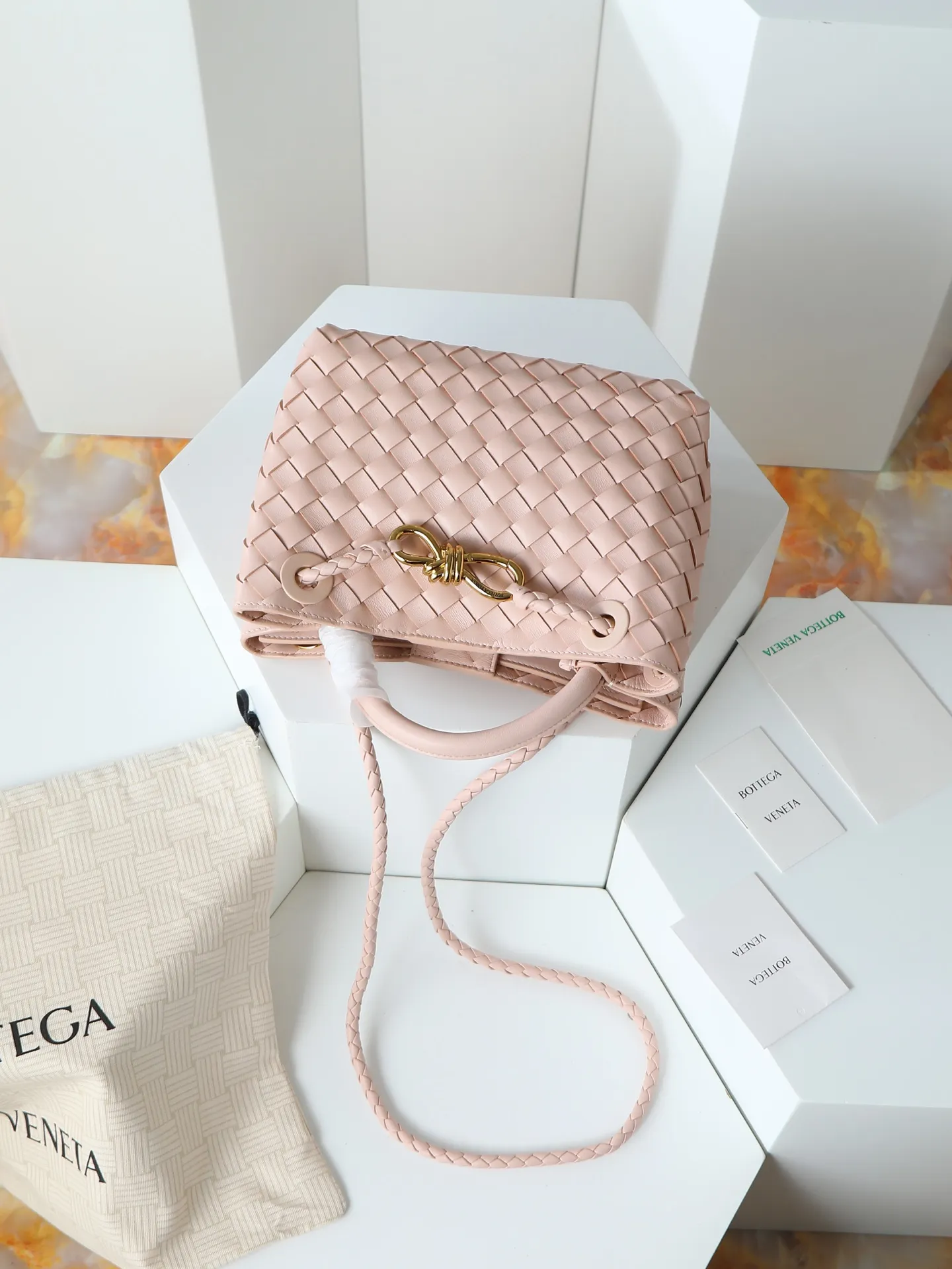 1300. Andiamo is shipping‼ ️Really popular🔥The new Andiamo woven handbag launched by Bottega Veneta this season is really popular all over the world! ! Celebrities at home and abroad have worn it, and Oscar-winning actress Michelle Yeoh has taken it out on the street. Song Jia, Trai Yala, Yu Feihong, Sanji Ayaka, Rosie Hunting-Whiteley, Yoshioka Riho, etc. have all worn this bag. It is classic and versatile and shows off your temperament, and the bag capacity is also large, which is very convenient for daily commuting! ! A variety of carrying methods, the shoulder straps can be adjusted by yourself, the original lambskin feels soft and delicate, and the unisex style breaks the gender boundaries and brings a more practical and long-lasting use experience. Andiamo, which has both elegant and casual styles, perfectly interprets the true appearance of "fashionable old money style". Style number: 766014 Size: 25*22*10.5cm